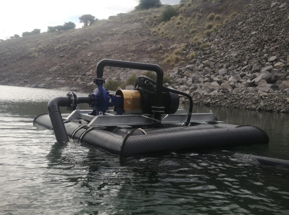 Floating pump equipment in a dam